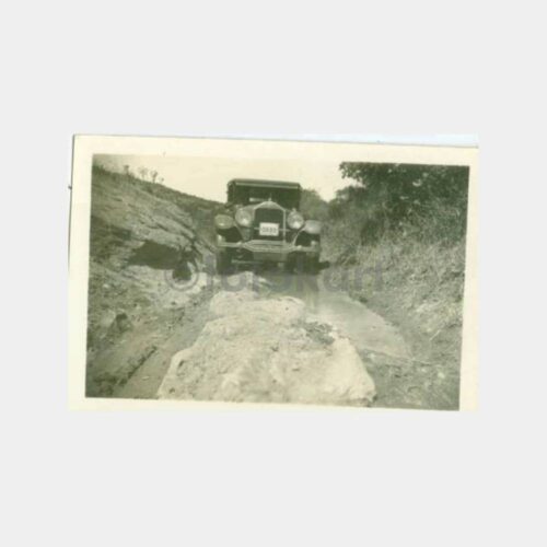 1930 Eski Otomobil Bozuk Yolda Fotoğraf