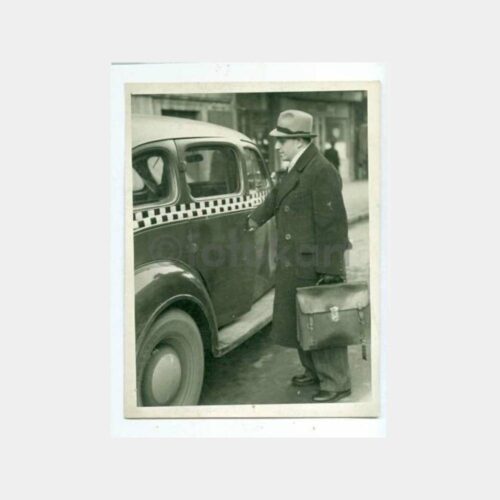 1955 Damalı Taksi Otomobile Binerken Fotoğraf