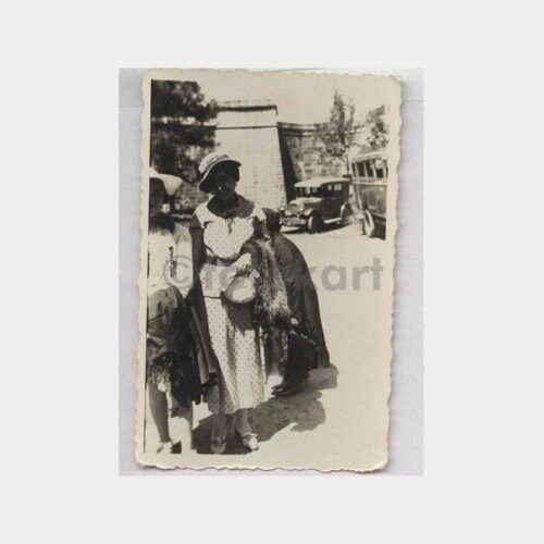 Kadınlar ve Eski Otomobiller Konulu Fotoğraf