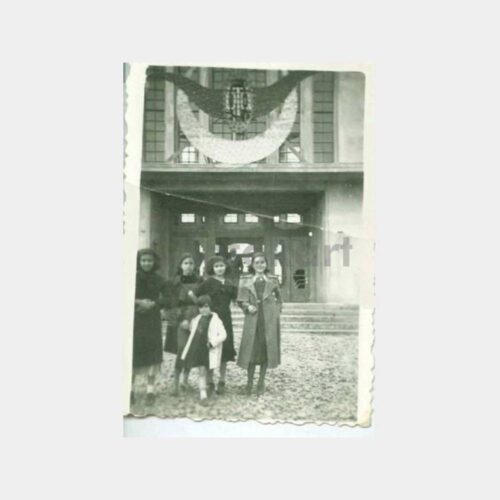 1930 Ankara DTC Binası Önü Kız Görünüş Fotoğraf