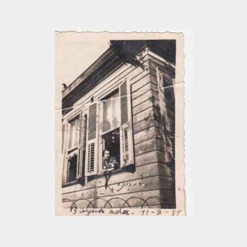 1935 Büyükada Tarihi Ev Penceresi Kadın Fotoğraf
