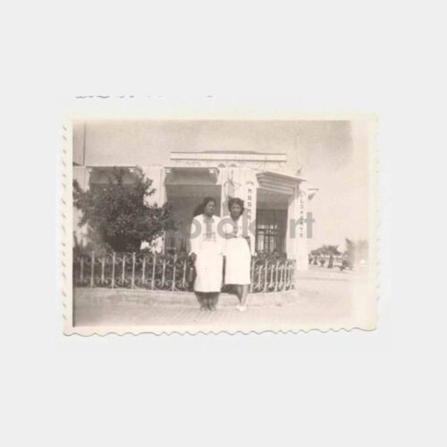 Marmara Lokantası Önünde İki Kadın Fotoğraf