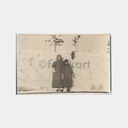 Karların Arasında Kadın ve Kızı Fotoğraf