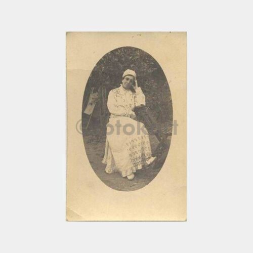Beyaz Giyimli İlginç Kadın Fotoğraf