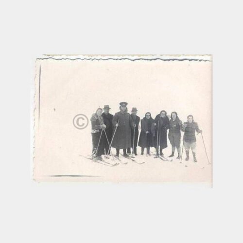 Kadınlar Kayak Yaparken Küçük Fotoğraf