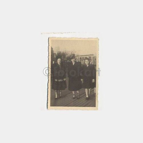 Beyoğlu Üç Kadın Gezide Fotoğraf