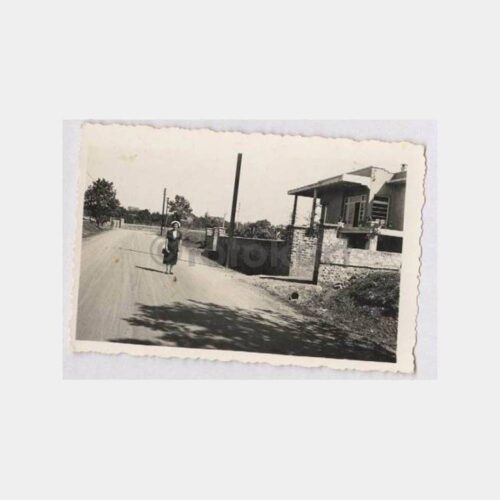 Eski Köşk Önünde Kadın Yürüyüşte Fotoğraf