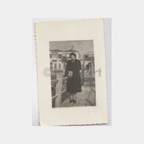 Tarihi Evler Önünde Kadın Fotoğraf