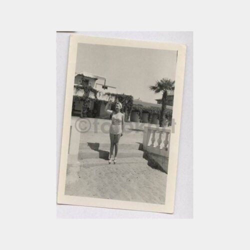 Tarihi Ev Önünde Mayolu Kadın Fotoğraf