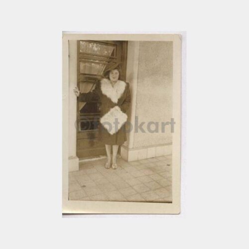 Tarihi Ev Önünde Kadın Konulu Fotoğraf