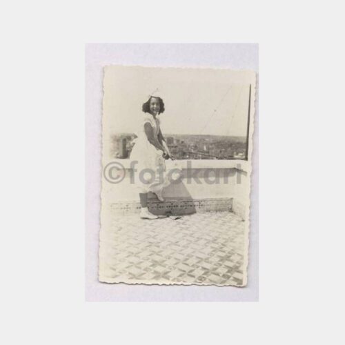 1934 Tarihi Ev Balkonunda Kadın Fotoğraf