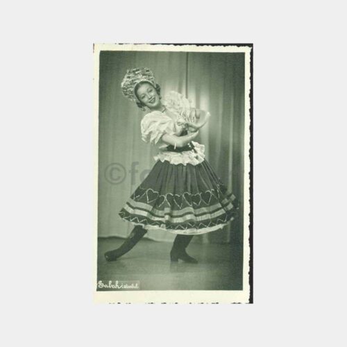 1940 Foto Sabah - İlginç Giysili Kadın Fotoğraf