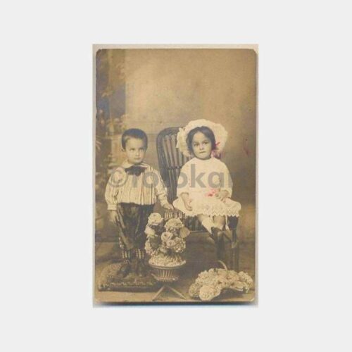 İki Kardeş -Çiçekli Zemin- Stüdyo Fotoğraf