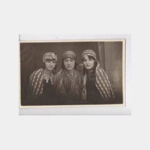 1926 Eşarplı Genç Kızlar Stüdyo Fotoğraf