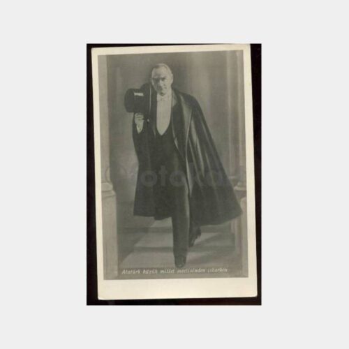 Atatürk Büyük Millet Meclisinden Çıkarken Kartpostal