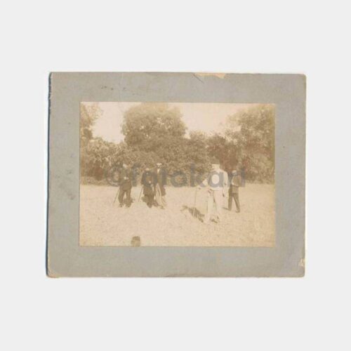 Fesli Beyefendiler Bahçede Eski Fotoğraf