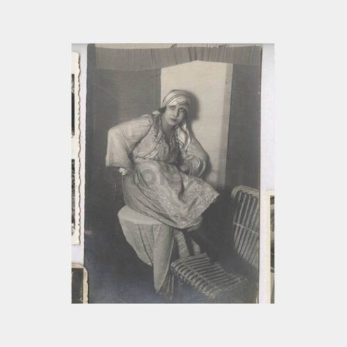 1921 İlginç Giyimli Kadın Fotoğraf