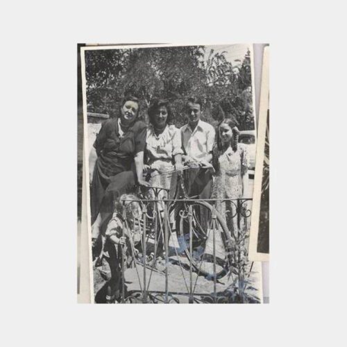 Bisikletli Kadın-Tarihi Ev Görünüş Fotoğraf