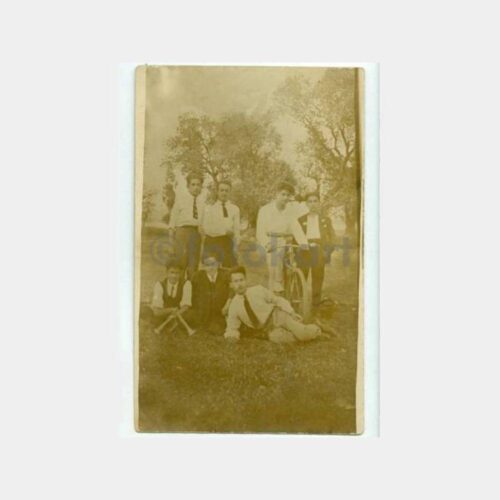 1930 Bisikletli Genç ve Arkadaşları Fotoğraf
