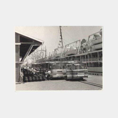Yabancı Limanda Yolcu Alan Otobüsler Fotoğraf