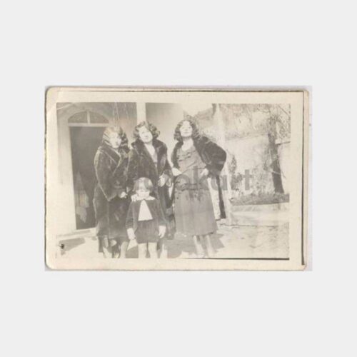 Tarihi Ev Önünde Kadınlar Görünüş Fotoğraf