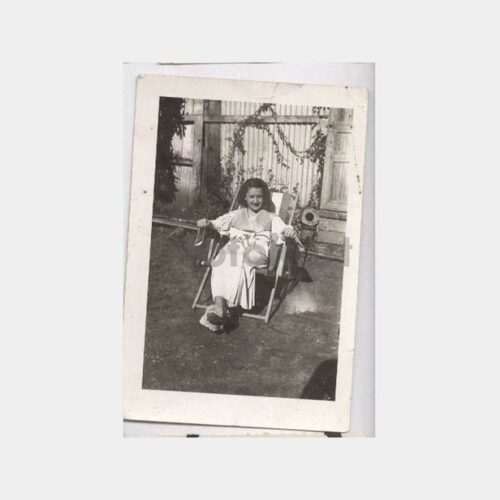 Tarihi Ev Bahçesinde Kadın Görünüş Fotoğraf