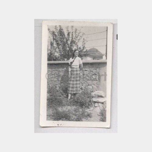 Tarihi Ev Bahçesinde Kadın Fotoğraf