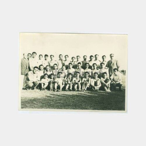 1949 Fenerbahçe Atletleri Kupaları ile Fotoğraf