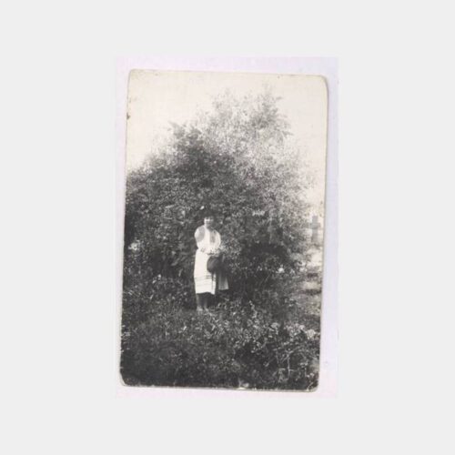 1928 Bahçede Kadın Görünüş Fotoğraf