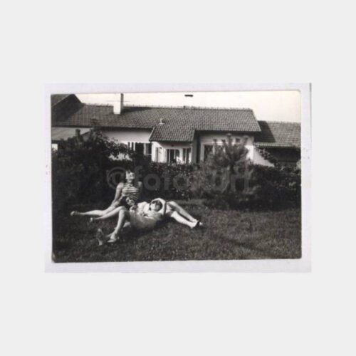 1960 Tarihi Ev Bahçesinde Kadınlar Fotoğraf