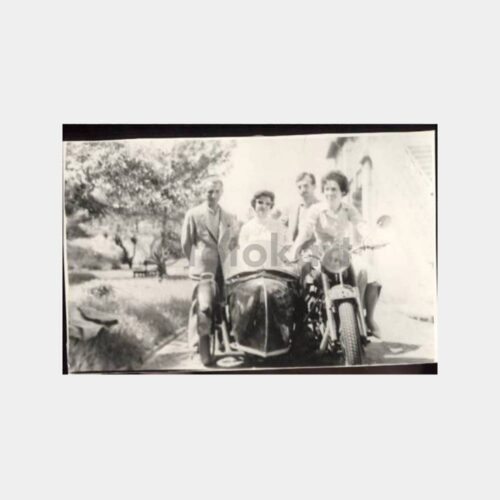 Kadın ve Sepetli Motorsiklet Görünüş Fotoğraf