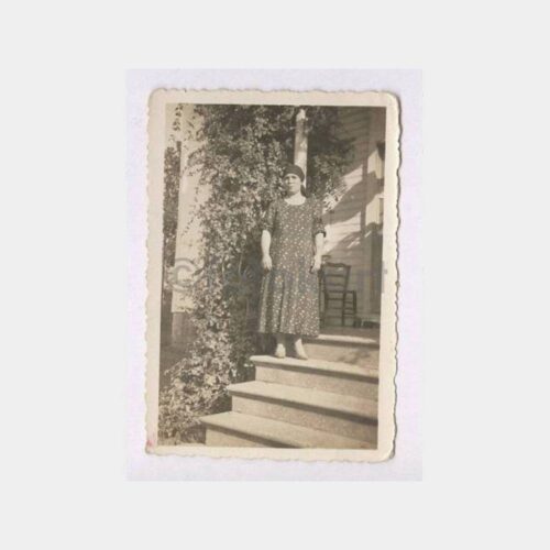 1930 Tarihi Ev ve Kadın Görünüş Fotoğraf