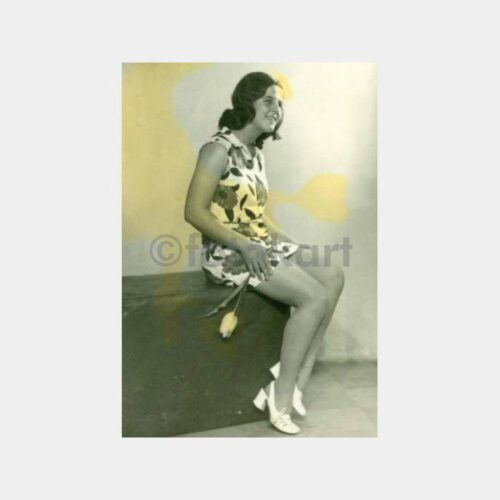 1966 Çiçekli Kadın Konulu Stüdyo Fotoğraf