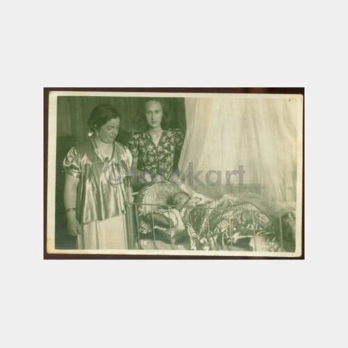 1940 Tarihi Evde Anne ve Bebeği Konulu Fotoğraf