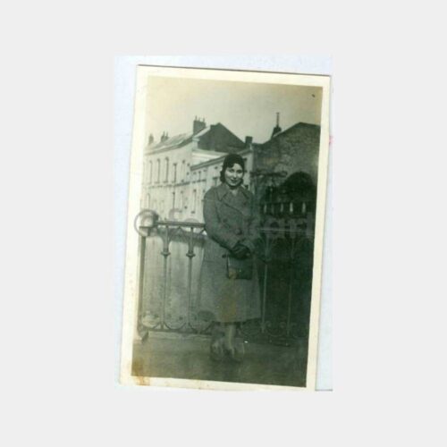 1933 Tarihi Ev Balkonunda Kadın Görünüş Fotoğraf