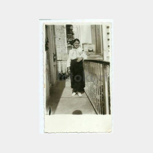 1938 Tarihi Ev Balkonu Genç Kız Fotoğraf