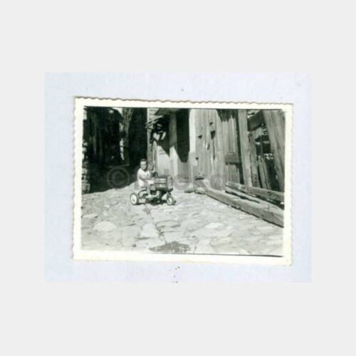 1950 Tarihi Ev ve Oyuncak Otosunda Çocuk Fotoğraf