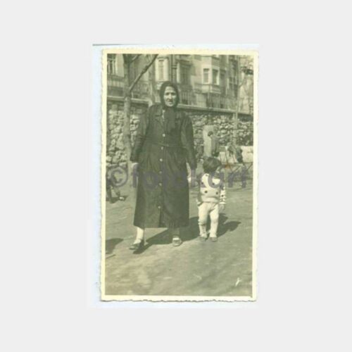 1940 Çocuk ve Annesi Tarihi Ev Önü Fotoğraf