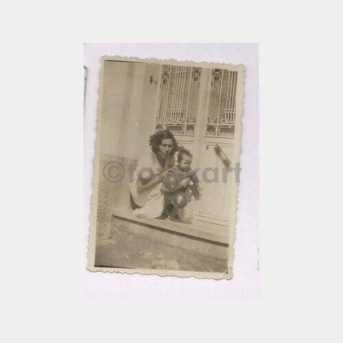 Tarihi Ev Kapısı ve Çocuk Fotoğraf
