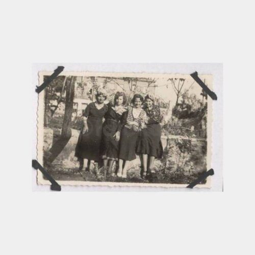 Tarihi Ev Bahçesinde Kızlar Fotoğraf