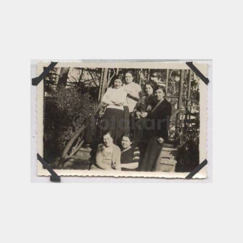 Tarihi Ev Bahçesinde Kızlar Fotoğraf