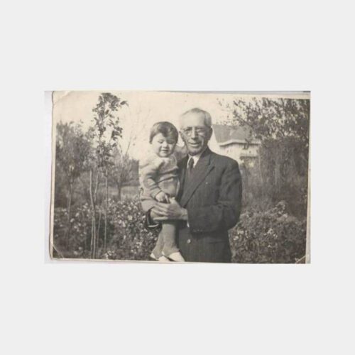 Tarihi Ev Bahçesinde Baba Oğul Fotoğraf