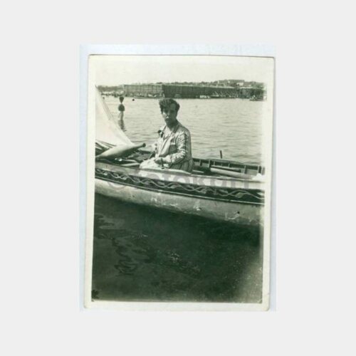 1930 Deniz Hamamı Önü Sandalda Kadın Fotoğraf