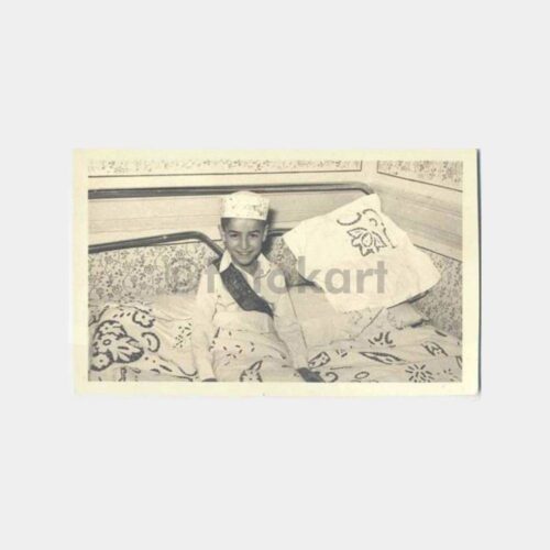 Sünnet Çocuğu Yatağında Fotoğraf