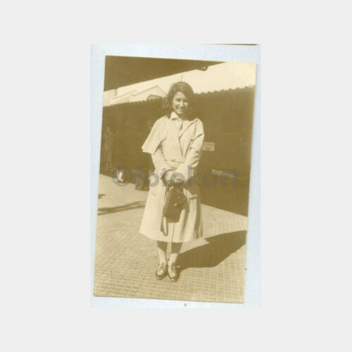 1940 Tren Garında Kadın Konulu Fotoğraf