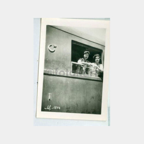 1954 Tren Vagon Penceresinde Kadınlar Fotoğraf
