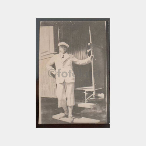 1933 Tren Vagonu Önünde Bay Konulu Fotoğraf