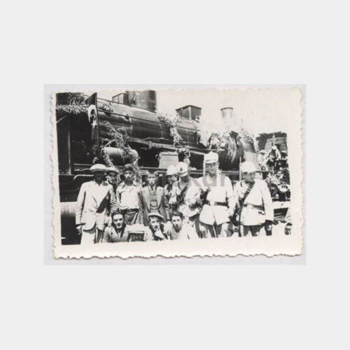 1937 Tren Lokomotif Önünde Askerler Fotoğraf