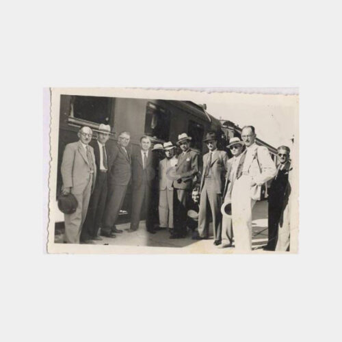 Tren Vagonu Önünde Grup Fotoğraf