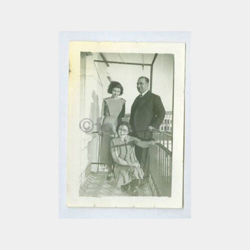 1940 Tarihi Ev Balkonu Aile Görünüş Fotoğraf